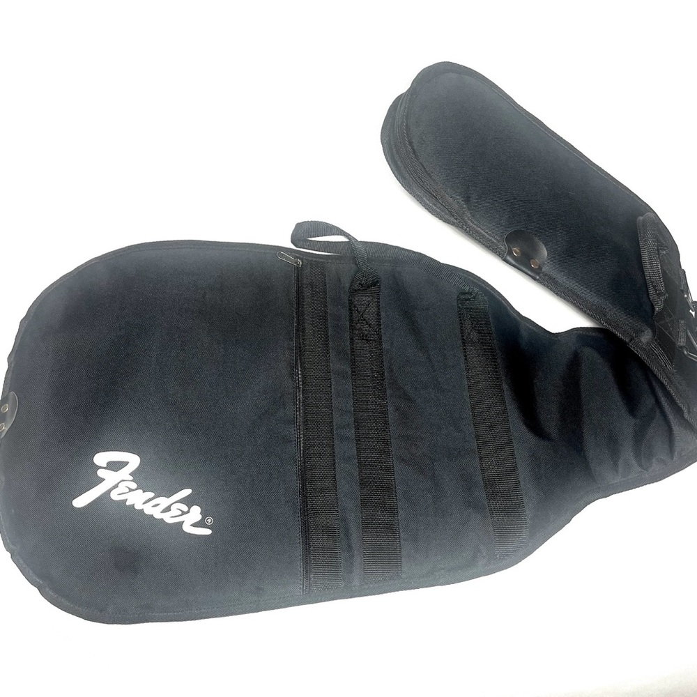 Fender Soft Case Gig Bag. Front Zipper Pocket & Removable Back/Shoulder Straps
